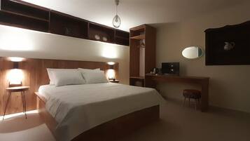 Rom, terrasse, fjellutsikt | Minibar og sengetøy