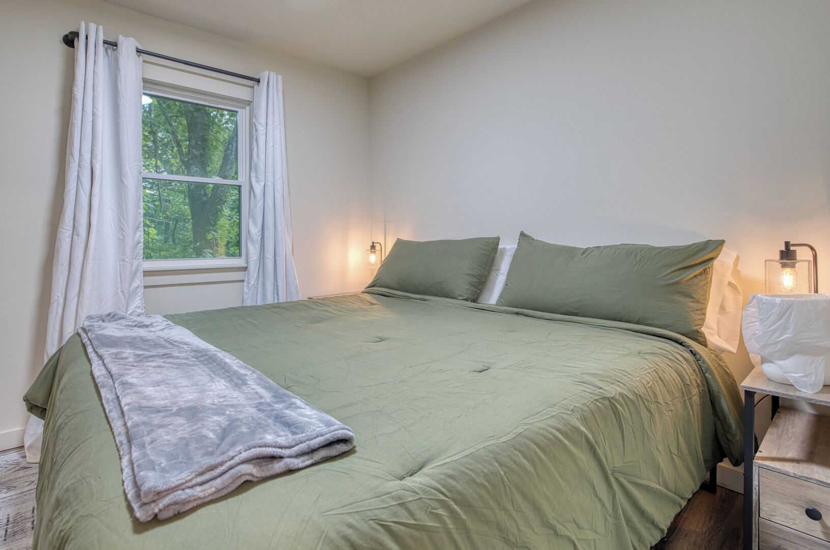 2 habitaciones, tabla de planchar con plancha y cuna de viaje 