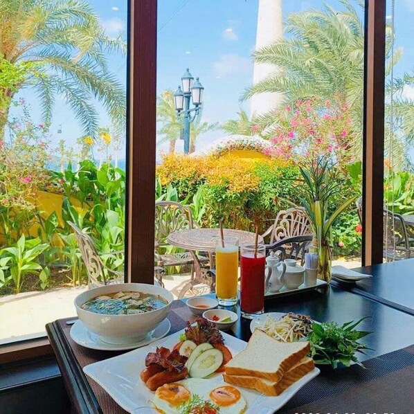 Frokost med lokale retter hver dag (VND 60000 per person)