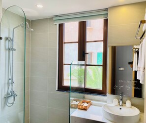 Chambre Junior, 1 très grand lit, vue océan | Salle de bain