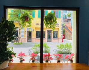 Vista frontal de la propiedad