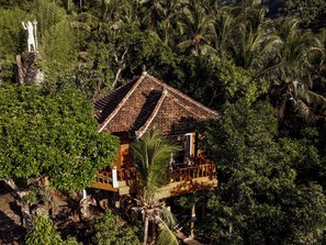 Villa superior, balcón, vista al océano | 1 habitación, ropa de cama de alta calidad y edredón 