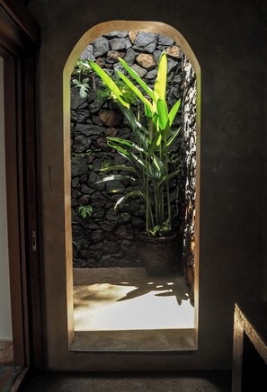 Villa, balcón, vista al océano | Baño | Amenidades de baño gratuitas, batas, pantuflas, toallas 