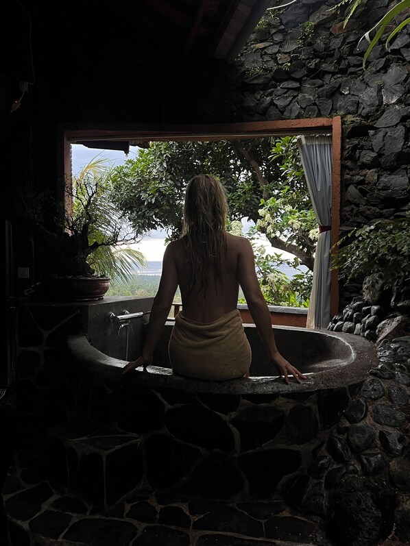 Villa superior, balcón, vista al océano | Baño | Amenidades de baño gratuitas, batas, pantuflas, toallas 