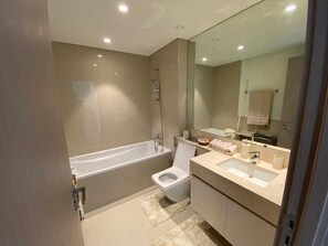 Appartement | Salle de bain | Chaussons, bidet, serviettes fournies, papier toilette