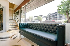 Lobby sitting area - Hotel Affari (Mumbai)