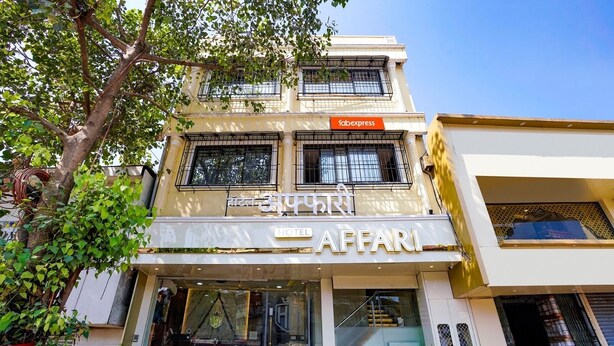 Un hôtel appelé «Hotel Affari», doté d’une façade moderne, de grandes fenêtres et d’une entrée bien visible.