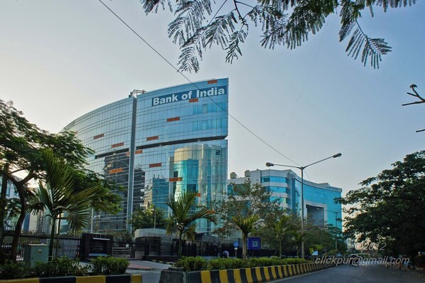 Un edificio moderno con el letrero 'Bank of India' en la fachada.