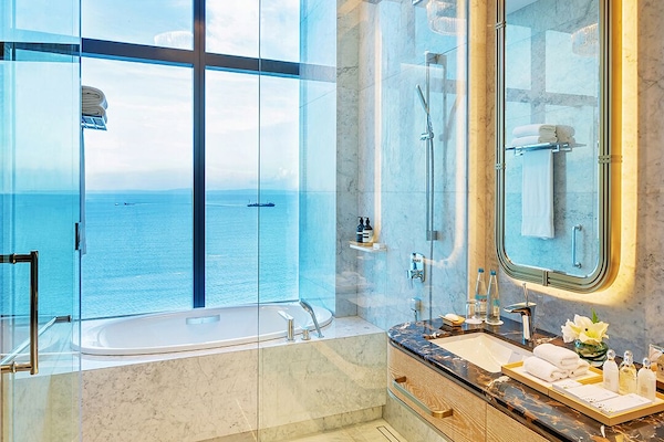Executive Sea View King | Bathroom | Combined shower/tub, hair dryer, slippers, towels