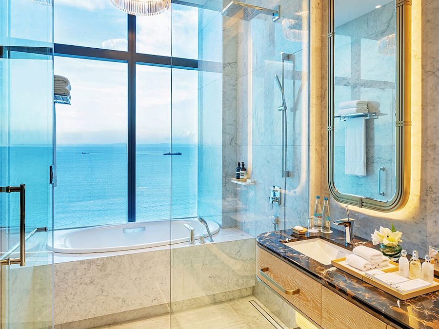 Executive Sea View King | Bathroom | Combined shower/tub, hair dryer, slippers, towels