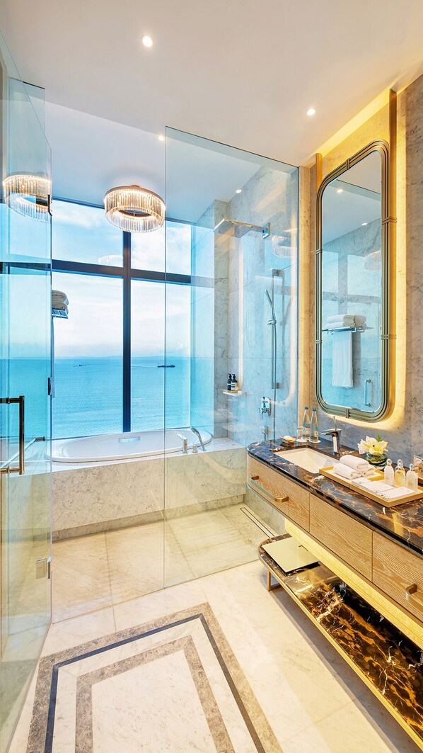 Executive Sea View King | Bathroom | Combined shower/tub, hair dryer, slippers, towels - NUSTAR Hotel Cebu (Cebu City)