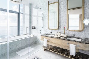 Combined shower/tub, hair dryer, slippers, towels - NUSTAR Hotel Cebu (Cebu)