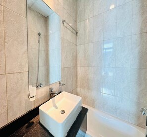 Lejlighed | Badeværelse | Hjemmesko, bidet, håndklæder, Toiletpapir