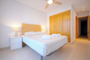 3 chambres, fer et planche à repasser, Wi-Fi, draps fournis