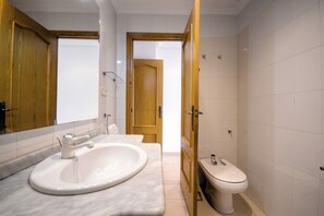 Douche, sèche-cheveux, bidet, serviettes fournies