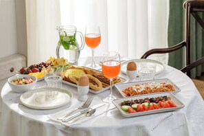 Free daily buffet breakfast - Meydani Suites (Dio-Olympos)