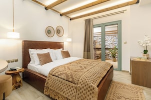 Deluxe Suite | 1 bedroom, blackout drapes, soundproofing, iron/ironing board