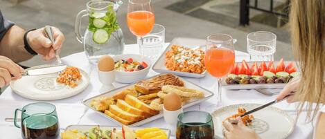 Free daily buffet breakfast