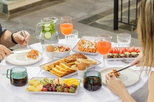 Free daily buffet breakfast