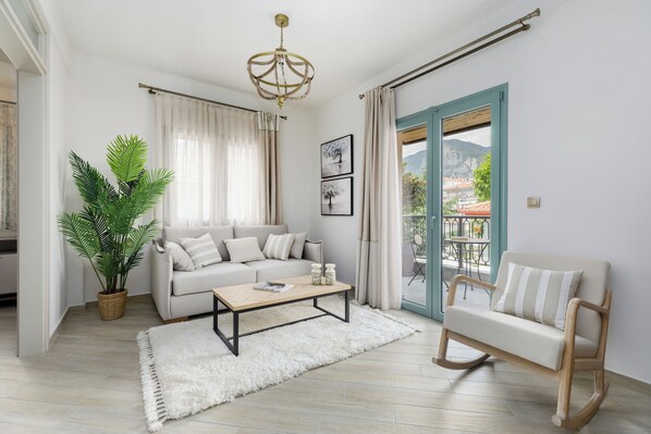 Suite, Balcony, Mountain View | Living area