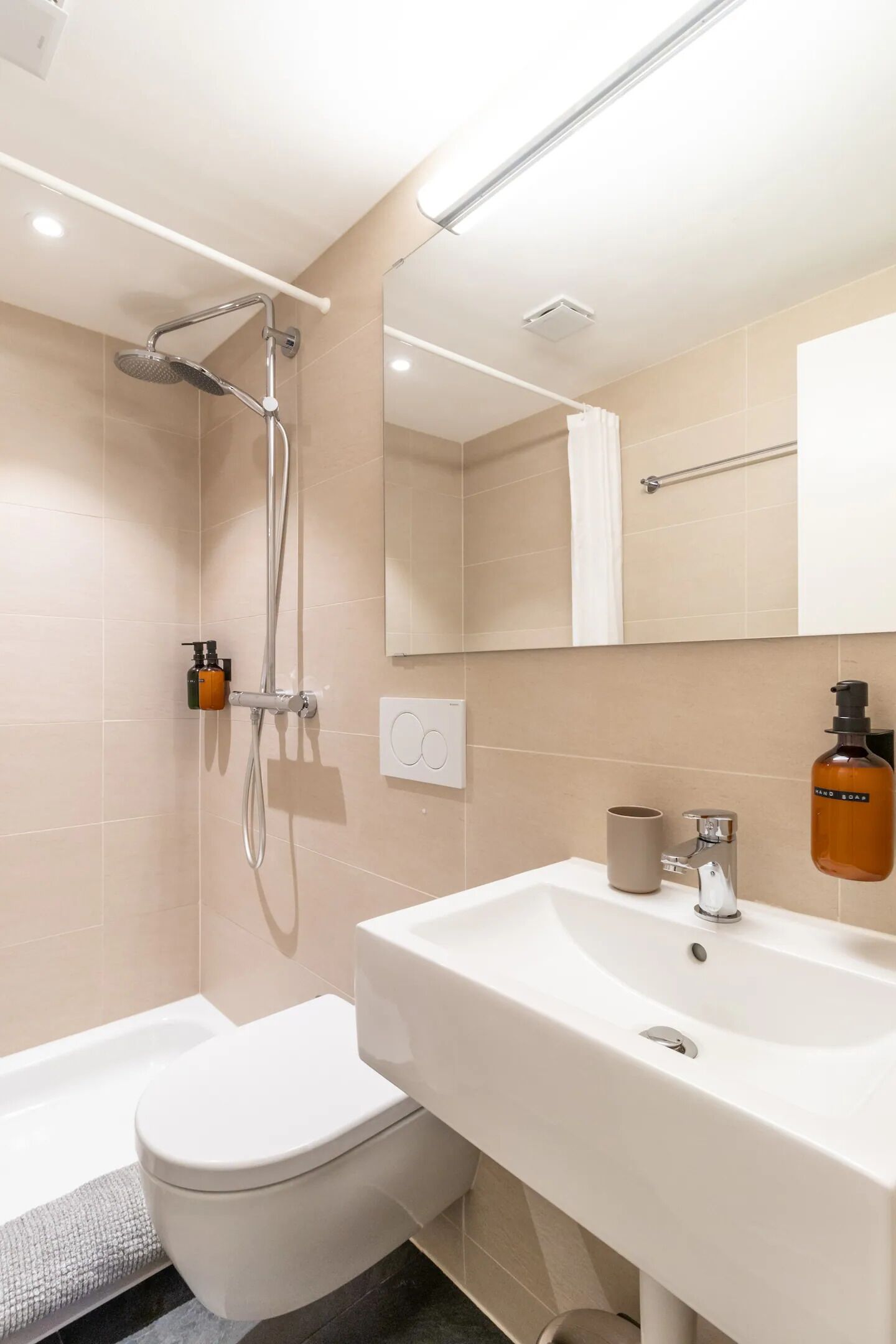 Douche, articles de toilette écologiques, sèche-cheveux