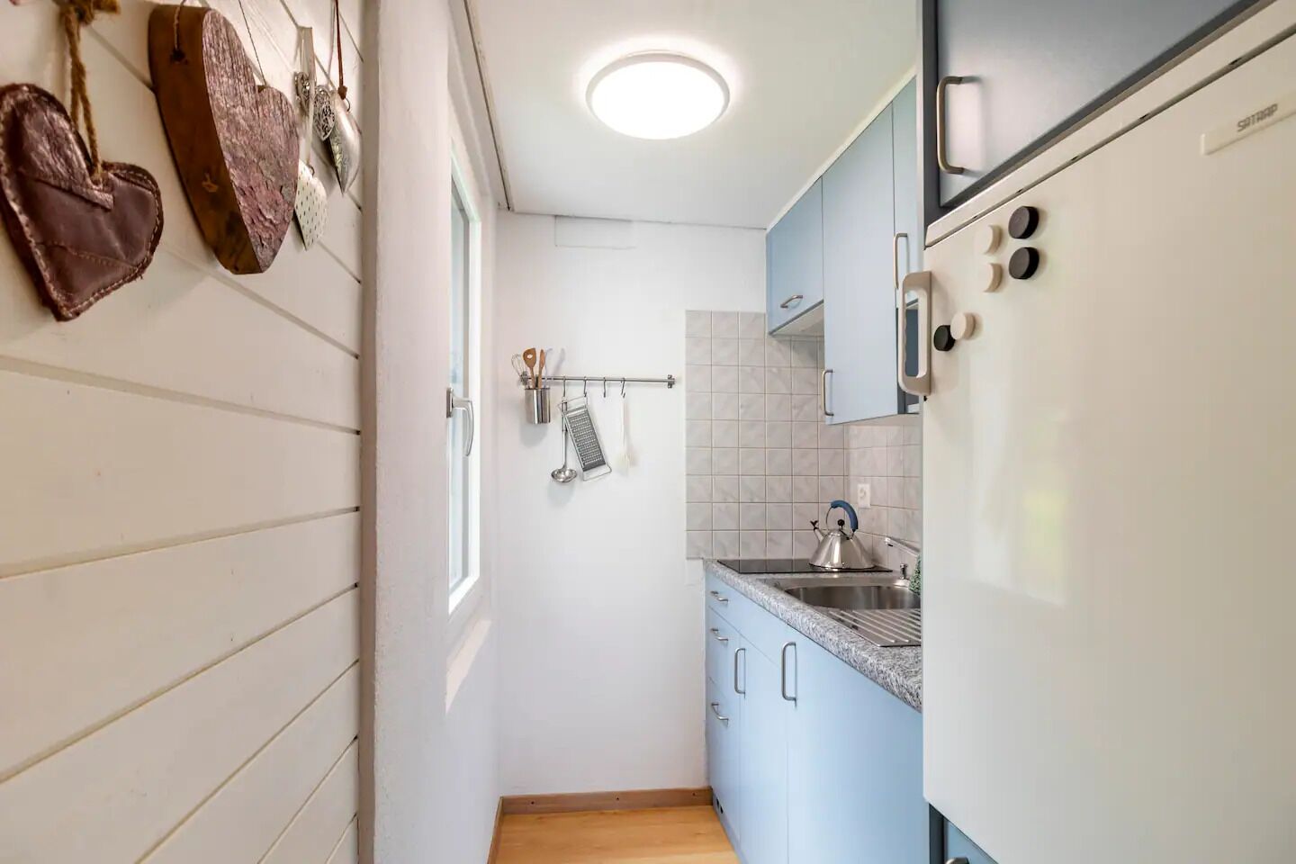 Fridge, stovetop, coffee/tea maker, electric kettle