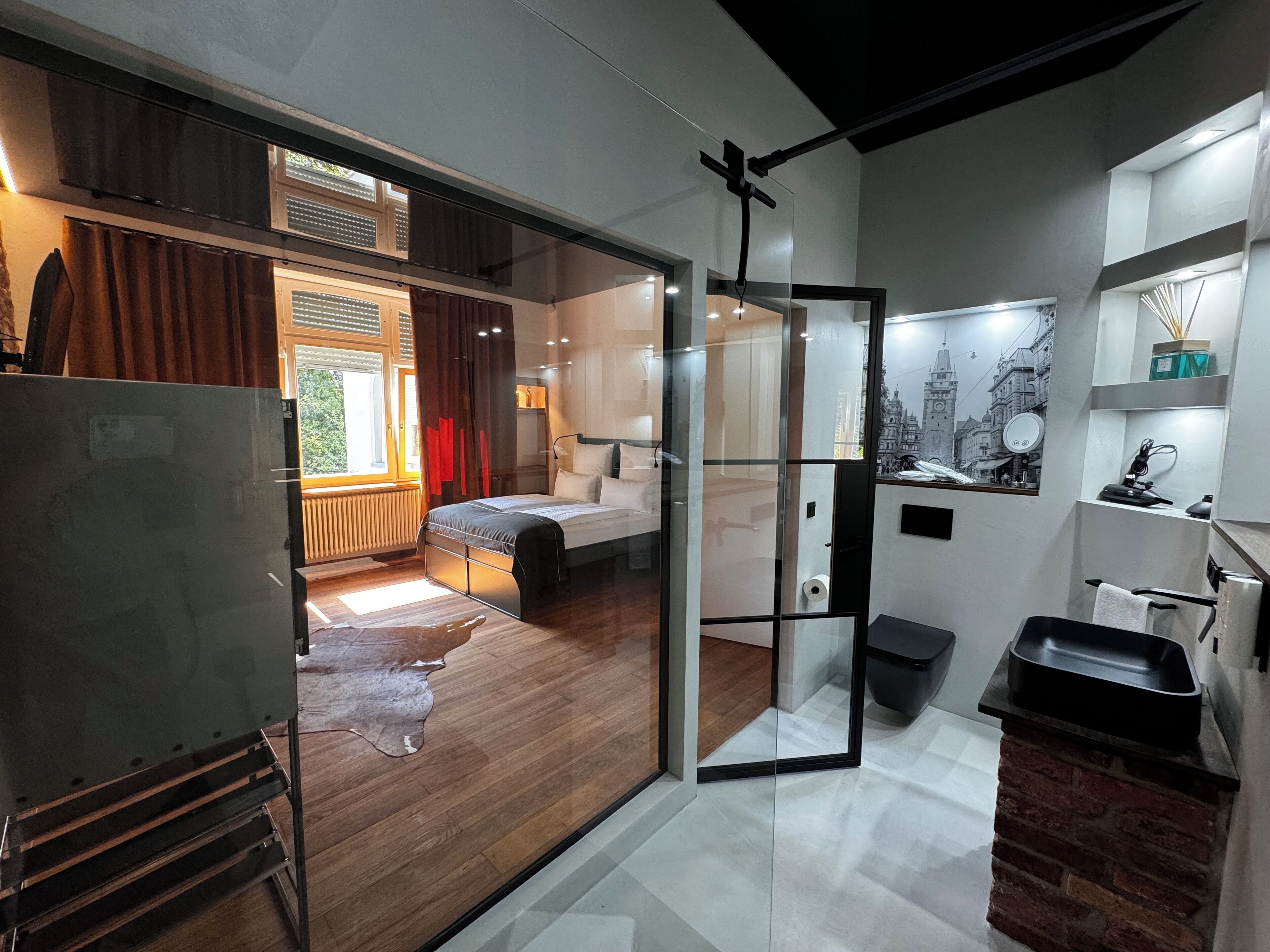 Premium-Apartment | Badezimmer | Badewanne und Dusche (separat), Regendusche, Designer-Toilettenartikel