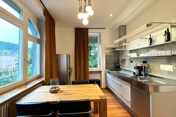 Luxe appartement | Privékeuken | Een koelkast/vriezer, een oven, een kookplaat, een vaatwasser