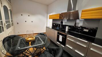 Premium-Apartment | Eigene Küche | Großer Kühlschrank, Ofen, Herdplatte, Geschirrspüler