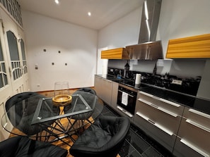 Refrigerador con freezer, horno, placa de cocina, lavavajillas