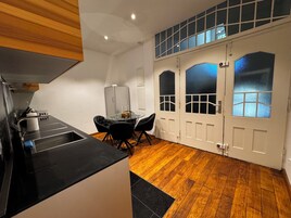 Refrigerador con freezer, horno, placa de cocina, lavavajillas