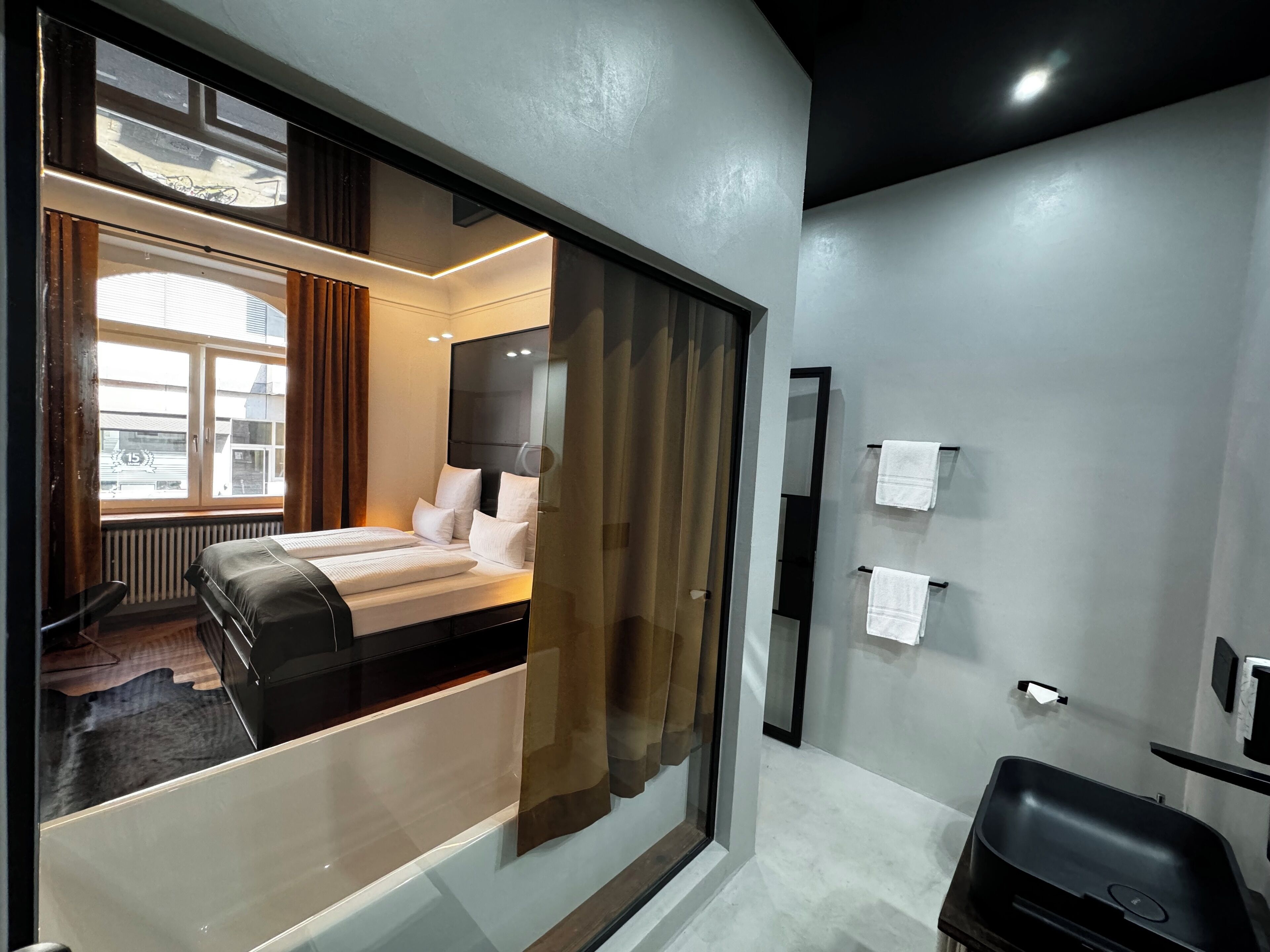 Premium-Apartment | Badezimmer | Badewanne und Dusche (separat), Regendusche, Designer-Toilettenartikel