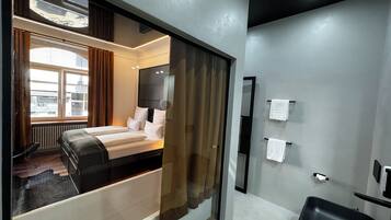 Premium-Apartment | Badezimmer | Badewanne und Dusche (separat), Regendusche, Designer-Toilettenartikel