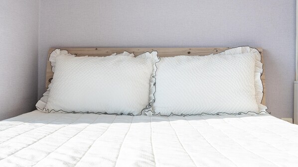 Chambre, 1 chambre (Room 201)