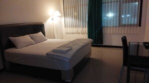 Standard Single Room, Pool View | Desk, free WiFi - Gatsu Resort (Batu)