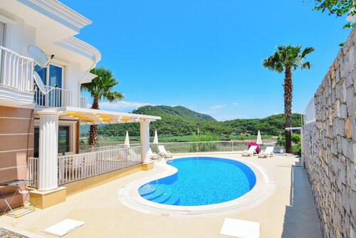 Beautiful Detached Villa With Private Pool And Stunning Views,Walkable to Town.