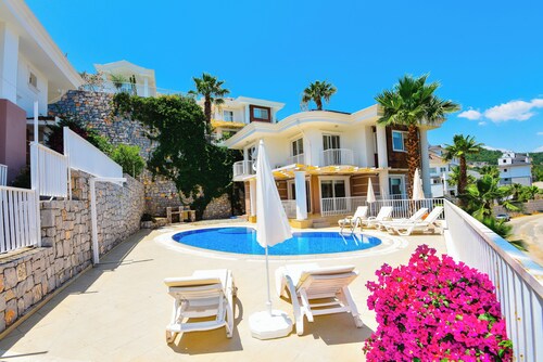 Beautiful Detached Villa With Private Pool And Stunning Views,Walkable to Town.