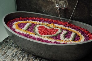 Badewanne und Dusche (separat), Haartrockner, Bademäntel, Hausschuhe