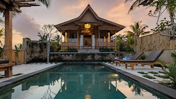 A traditional wooden house with a pool in front. - Oemah Cinta Ubud Villa (Tegallalang)