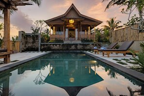 A traditional wooden house with a pool in front. - Oemah Cinta Ubud Villa (Tegallalang)