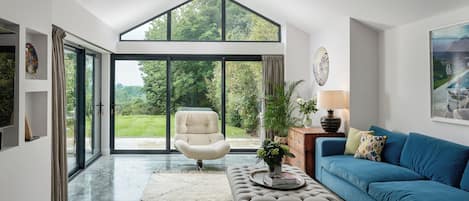 Smart TV, fireplace, DVD player, table tennis