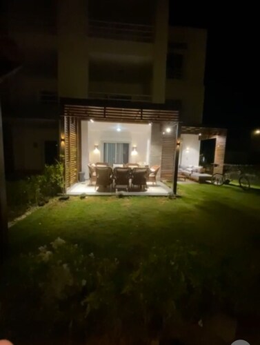 Luxury 3-bedroom chalet with wide garden at Amwaj - fully air conditioned - Pool
