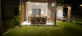 Luxury 3-bedroom chalet with wide garden at Amwaj - fully air conditioned - Pool