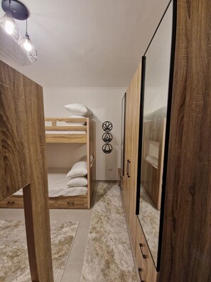 3 bedrooms, iron/ironing board, bed sheets