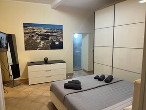 1 makuuhuone, työpöytä, silitysrauta/-lauta, vauvan matkasänky