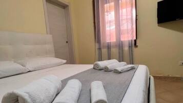 1 chambre, bureau, fer et planche Ă  repasser, lit parapluie