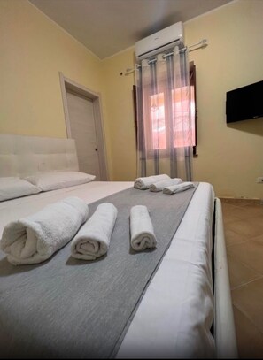 1 dormitori, escriptori i planxa i posts de planxar 