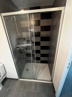 Dusche, Handtücher, Seife, Toilettenpapier