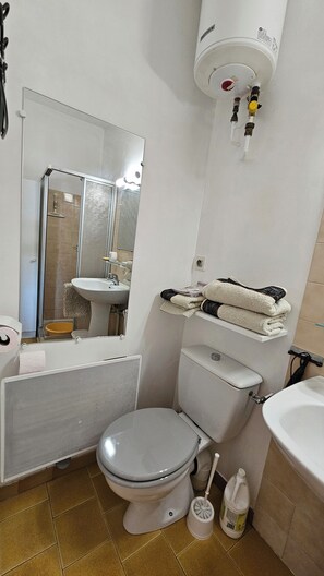 ヘアドライヤー、タオル、トイレットペーパー