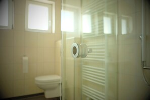 Shower, eco-friendly toiletries, hair dryer, towels - Raft home | meadow view | child and pet friendly! (Baiersbronn)